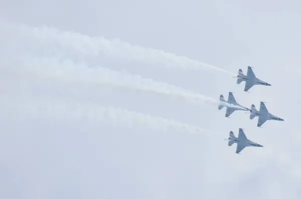 2018年7月14日 在马萨诸塞州奇科皮的韦斯特皮托空军基地 美国空军雷鸟在大新英格兰航空展上看到 — 图库照片