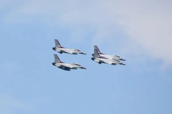 チコピー 2018 マサチューセッツ州チコピーにあるウエストオーバーエアリザーブ ベースでのグレート ニュー イングランド航空ショーでのアメリカ空軍のサンダーバード 2018 — ストック写真