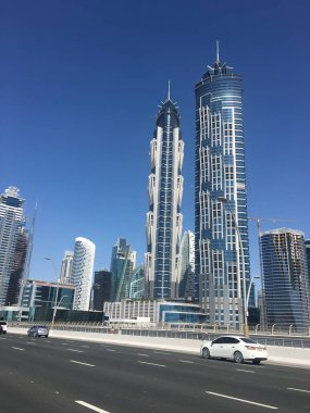 Dubai, Birleşik Arap Emirlikleri - Nisan 5: View Sheikh Zayed Road gökdelenler Dubai, BAE tarihinde 5 Nisan 2018. Sheikh Zayed Road (E11 Otoban) olduğunu Dubai'deki gökdelenler, Emirates Towers de dahil olmak üzere çoğu ev.