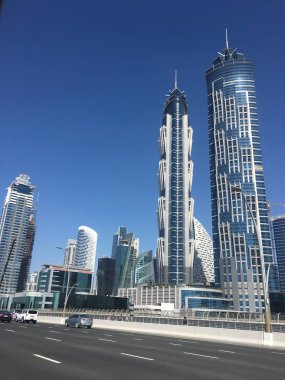 Dubai, Birleşik Arap Emirlikleri - Nisan 5: View Sheikh Zayed Road gökdelenler Dubai, BAE tarihinde 5 Nisan 2018. Sheikh Zayed Road (E11 Otoban) olduğunu Dubai'deki gökdelenler, Emirates Towers de dahil olmak üzere çoğu ev.