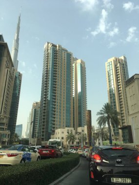 Dubai, Birleşik Arap Emirlikleri - Nisan 28: View Sheikh Zayed Road gökdelenler Dubai, BAE üzerinde 28 Nisan 2018. Sheikh Zayed Road (E11 Otoban) olduğunu Dubai'deki gökdelenler, Emirates Towers de dahil olmak üzere çoğu ev.