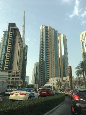 Dubai, Birleşik Arap Emirlikleri - Nisan 28: View Sheikh Zayed Road gökdelenler Dubai, BAE üzerinde 28 Nisan 2018. Sheikh Zayed Road (E11 Otoban) olduğunu Dubai'deki gökdelenler, Emirates Towers de dahil olmak üzere çoğu ev.