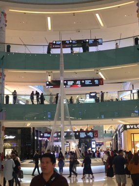 Dubai, Birleşik Arap Emirlikleri - 12 Mayıs: Dubai alışveriş merkezi Dubai, BAE, 12 Mayıs 2018 üzerinde görüldüğü gibi. Üzerinde 12 milyon sq ft, dünyanın en büyük Alışveriş Merkezi Toplam alan ve brüt kiralanabilir alan tarafından en büyük 6 dayalı olduğunu.