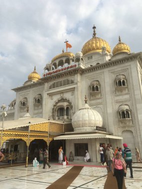 Delhi, Hindistan - Haziran 28: Gurudwara Bangla Sahib Delhi, Hindistan, 28 Haziran 2018 üzerinde görüldüğü gibi. Dernek ile sekizinci Sih Guru, Guru Har Krishan için bilinen.