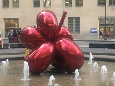 NEW YORK, New York - 28 Temmuz 2019 'da Jeff Koons tarafından 7. Dünya Ticaret Merkezi' nde görülen Kırmızı Balon Çiçeği.