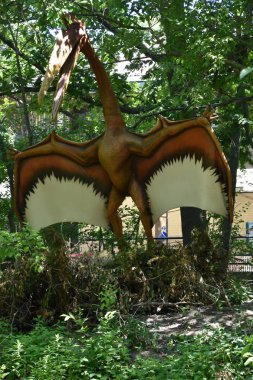 Boston, Ma - Jun 16: Franklin Park Zoo Boston, Massachusetts, 16 Haziran 2018 üzerinde görüldüğü gibi hedef Dino. Bu hareket, kükreyen, hayat dinozorlar bir düzine daha fazlasını içeren bir süre sergi oldu.