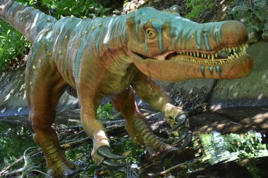 Boston, Ma - Jun 16: Franklin Park Zoo Boston, Massachusetts, 16 Haziran 2018 üzerinde görüldüğü gibi hedef Dino. Bu hareket, kükreyen, hayat dinozorlar bir düzine daha fazlasını içeren bir süre sergi oldu.