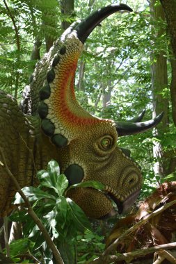 Boston, Ma - Jun 16: Franklin Park Zoo Boston, Massachusetts, 16 Haziran 2018 üzerinde görüldüğü gibi hedef Dino. Bu hareket, kükreyen, hayat dinozorlar bir düzine daha fazlasını içeren bir süre sergi oldu.