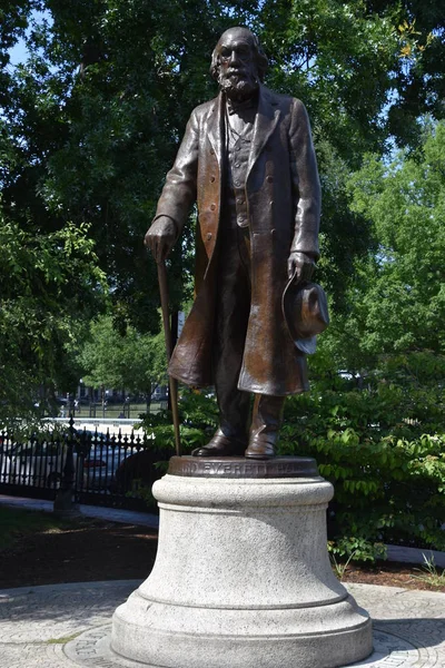 Статуя Эдварда Эверетта Хейла Общественном Саду Бостона — стоковое фото