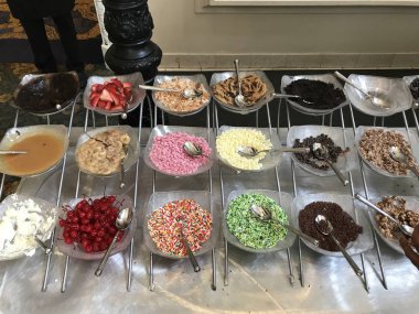 Boston, Ma - Jun 16: Çikolata büfeye Caf Fleuri Langham Hotel Boston, Massachusetts, üzerinde 16 Haziran 2018 yılında. 1988'den beri 100 yemek büfesi için gelen küçük bir tatlı çikolata Bar büyüdü.