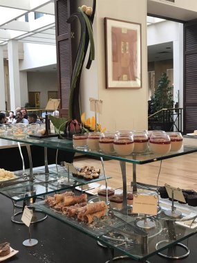 Boston, Ma - Jun 16: Çikolata büfeye Cafe Fleuri Langham Hotel Boston, Massachusetts, üzerinde 16 Haziran 2018 yılında. 1988'den beri 100 yemek büfesi için gelen küçük bir tatlı çikolata Bar büyüdü.