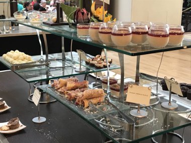 Boston, Ma - Jun 16: Çikolata büfeye Cafe Fleuri Langham Hotel Boston, Massachusetts, üzerinde 16 Haziran 2018 yılında. 1988'den beri 100 yemek büfesi için gelen küçük bir tatlı çikolata Bar büyüdü.