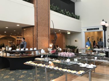 Boston, Ma - Jun 16: Çikolata büfeye Cafe Fleuri Langham Hotel Boston, Massachusetts, üzerinde 16 Haziran 2018 yılında. 1988'den beri 100 yemek büfesi için gelen küçük bir tatlı çikolata Bar büyüdü.