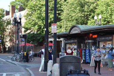 CAMBRIDGE, MA - 16 Haziran 2017 'de görüldüğü üzere Cambridge, Massachusetts' te Harvard Meydanı.
