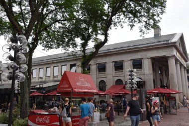 17 Haziran 2019 'da Boston, Massachusetts' te bulunan Faneuil Hall yakınlarındaki Quincy Market 'te görüldü. Ana ikonik binanın yanı sıra, Kuzey ve Güney pazarı da var..