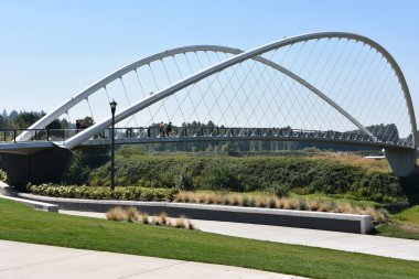 SALEM OR - 18 AUG: Peter Courtney Minto Adası Bisiklet ve Oregon 'daki yaya köprüsü, 18 Ağustos 2018' de görüldüğü gibi.