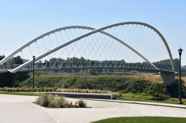 SALEM OR - 18 AUG: Peter Courtney Minto Adası Bisiklet ve Oregon 'daki yaya köprüsü, 18 Ağustos 2018' de görüldüğü gibi.