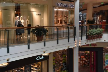 Portland, Oregon - Ağustos 20: Pioneer yer Portland, Oregon, 20 Ağustos 2018 üzerinde görüldüğü gibi. Perakende, yemek, Park ve bir ofis Kulesi 4 blok ile bir lüks, kentsel alışveriş merkezidir.