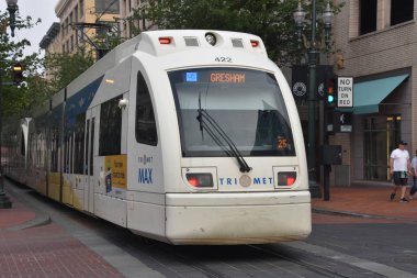 Portland, Oregon Ağustos 21: Max ışık demiryolu tramvay Portland, Oregon, 21 Ağustos 2018 üzerinde görüldüğü gibi. Sahibi ve harfler tarafından işletilen, 5 satır ve 97 istasyonları üzerinde 60 mil oluşur.