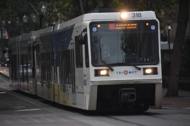 Portland, Oregon Ağustos 21: Max ışık demiryolu tramvay Portland, Oregon, 21 Ağustos 2018 üzerinde görüldüğü gibi. Sahibi ve harfler tarafından işletilen, 5 satır ve 97 istasyonları üzerinde 60 mil oluşur.
