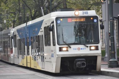 Portland, Oregon Ağustos 21: Max ışık demiryolu tramvay Portland, Oregon, 21 Ağustos 2018 üzerinde görüldüğü gibi. Sahibi ve harfler tarafından işletilen, 5 satır ve 97 istasyonları üzerinde 60 mil oluşur.