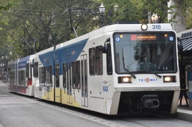 Portland, Oregon Ağustos 21: Max ışık demiryolu tramvay Portland, Oregon, 21 Ağustos 2018 üzerinde görüldüğü gibi. Sahibi ve harfler tarafından işletilen, 5 satır ve 97 istasyonları üzerinde 60 mil oluşur.