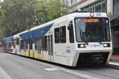 Portland, Oregon Ağustos 21: Max ışık demiryolu tramvay Portland, Oregon, 21 Ağustos 2018 üzerinde görüldüğü gibi. Sahibi ve harfler tarafından işletilen, 5 satır ve 97 istasyonları üzerinde 60 mil oluşur.