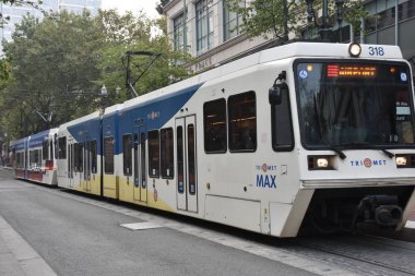 Portland, Oregon Ağustos 21: Max ışık demiryolu tramvay Portland, Oregon, 21 Ağustos 2018 üzerinde görüldüğü gibi. Sahibi ve harfler tarafından işletilen, 5 satır ve 97 istasyonları üzerinde 60 mil oluşur.