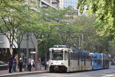 Portland, Oregon Ağustos 21: Max ışık demiryolu tramvay Portland, Oregon, 21 Ağustos 2018 üzerinde görüldüğü gibi. Sahibi ve harfler tarafından işletilen, 5 satır ve 97 istasyonları üzerinde 60 mil oluşur.