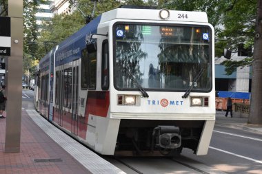 Portland, Oregon Ağustos 21: Max ışık demiryolu tramvay Portland, Oregon, 21 Ağustos 2018 üzerinde görüldüğü gibi. Sahibi ve harfler tarafından işletilen, 5 satır ve 97 istasyonları üzerinde 60 mil oluşur.