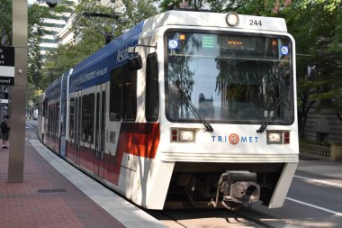 Portland, Oregon Ağustos 21: Max ışık demiryolu tramvay Portland, Oregon, 21 Ağustos 2018 üzerinde görüldüğü gibi. Sahibi ve harfler tarafından işletilen, 5 satır ve 97 istasyonları üzerinde 60 mil oluşur.