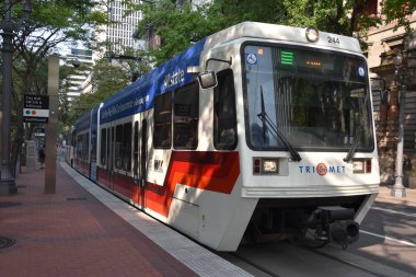 Portland, Oregon Ağustos 21: Max ışık demiryolu tramvay Portland, Oregon, 21 Ağustos 2018 üzerinde görüldüğü gibi. Sahibi ve harfler tarafından işletilen, 5 satır ve 97 istasyonları üzerinde 60 mil oluşur.