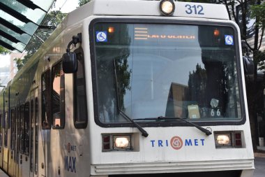 Portland, Oregon Ağustos 21: Max ışık demiryolu tramvay Portland, Oregon, 21 Ağustos 2018 üzerinde görüldüğü gibi. Sahibi ve harfler tarafından işletilen, 5 satır ve 97 istasyonları üzerinde 60 mil oluşur.