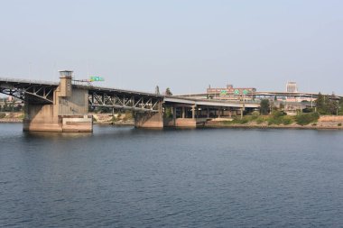 PORTLAND, OR - 21 AUG: Portland, Oregon Tom McCall Waterfront Park 'tan bir köprü görüntüsü, 21 Ağustos 2018.