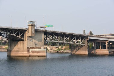 PORTLAND, OR - 21 AUG: Portland, Oregon Tom McCall Waterfront Park 'tan bir köprü görüntüsü, 21 Ağustos 2018.