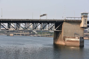 PORTLAND, OR - 21 AUG: Portland, Oregon Tom McCall Waterfront Park 'tan bir köprü görüntüsü, 21 Ağustos 2018.