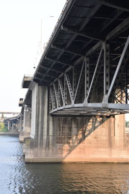 PORTLAND, OR - 21 AUG: Portland, Oregon Tom McCall Waterfront Park 'tan bir köprü görüntüsü, 21 Ağustos 2018.