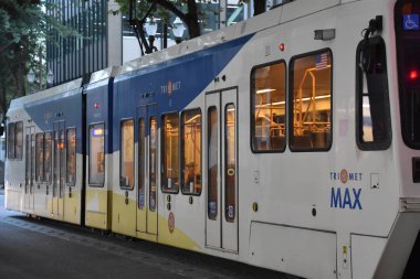 Portland, Oregon Ağustos 21: Max ışık demiryolu tramvay Portland, Oregon, 21 Ağustos 2018 üzerinde görüldüğü gibi. Sahibi ve harfler tarafından işletilen, 5 satır ve 97 istasyonları üzerinde 60 mil oluşur.