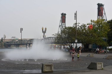 Portland, Oregon - Ağustos 21: Tom Mccall Waterfront Park Portland, Oregon, 21 Ağustos 2018 üzerinde görüldüğü gibi. Liman sürücü 1974 kaldırıldıktan sonra parkta 1978 yılında halka açıldı.