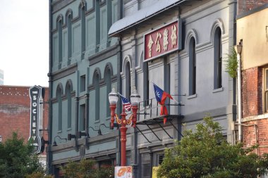 Portland, Oregon - 23 Ağustos: Chinatown in Portland, Oregon, 23 Ağustos 2018. Bu dans kulüpleri, kokteyl barlar, Asya eateries ve canlı sokakları hafta sonları arabalara kapalı bir ilginç gece hayatı merkezidir.