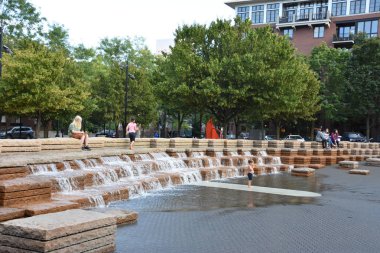 Portland, Oregon Ağustos 24: Jamison Portland, Oregon, 24 Ağustos 2018 üzerinde görüldüğü gibi meydanda. 3.6 milyon dolar, parkta tasarlanmış ve belediye başkanı Vera Katz 12 yıllık görev süresi boyunca inşa.