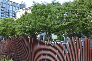 Portland, Oregon - Ağustos 24: Tanner Springs Park Portland, Oregon, 24 Ağustos 2018 üzerinde görüldüğü gibi. Atelier Dreiseitl ve Greenworks Pc tarafından tasarlanmıştır.