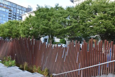 Portland, Oregon - Ağustos 24: Tanner Springs Park Portland, Oregon, 24 Ağustos 2018 üzerinde görüldüğü gibi. Atelier Dreiseitl ve Greenworks Pc tarafından tasarlanmıştır.