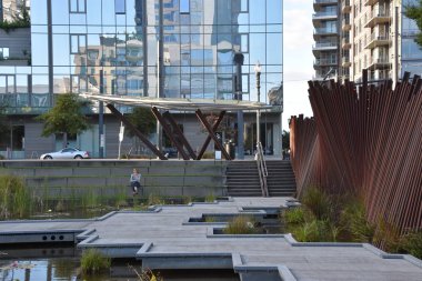 Portland, Oregon - Ağustos 24: Tanner Springs Park Portland, Oregon, 24 Ağustos 2018 üzerinde görüldüğü gibi. Atelier Dreiseitl ve Greenworks Pc tarafından tasarlanmıştır.