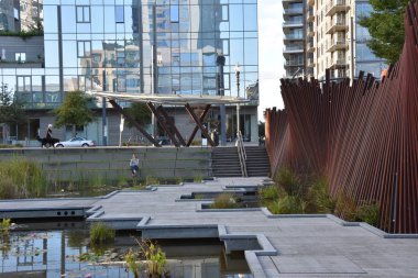 Portland, Oregon - Ağustos 24: Tanner Springs Park Portland, Oregon, 24 Ağustos 2018 üzerinde görüldüğü gibi. Atelier Dreiseitl ve Greenworks Pc tarafından tasarlanmıştır.