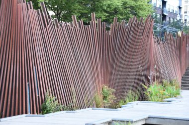 Portland, Oregon - Ağustos 24: Tanner Springs Park Portland, Oregon, 24 Ağustos 2018 üzerinde görüldüğü gibi. Atelier Dreiseitl ve Greenworks Pc tarafından tasarlanmıştır.
