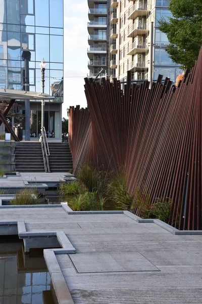 Portland, Oregon - Ağustos 24: Tanner Springs Park Portland, Oregon, 24 Ağustos 2018 üzerinde görüldüğü gibi. Atelier Dreiseitl ve Greenworks Pc tarafından tasarlanmıştır.