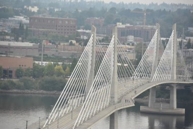 Portland, Oregon - Ağustos 25: Tilikum Geçiş Köprüsü Portland, Oregon, 25 Ağustos 2018 üzerinde görüldüğü gibi. Bu bir askılı Willamette Nehri köprüdür.