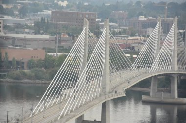 Portland, Oregon - Ağustos 25: Tilikum Geçiş Köprüsü Portland, Oregon, 25 Ağustos 2018 üzerinde görüldüğü gibi. Bu bir askılı Willamette Nehri köprüdür.