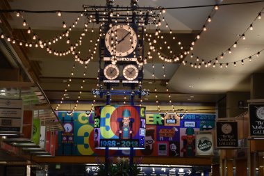 Portland, Oregon - Ağu 25: Clocktower Plaza Oregon Portland Uluslararası Havaalanı'nda 30 yıl kutladı, Ağustos görüldüğü gibi 25, 2018.